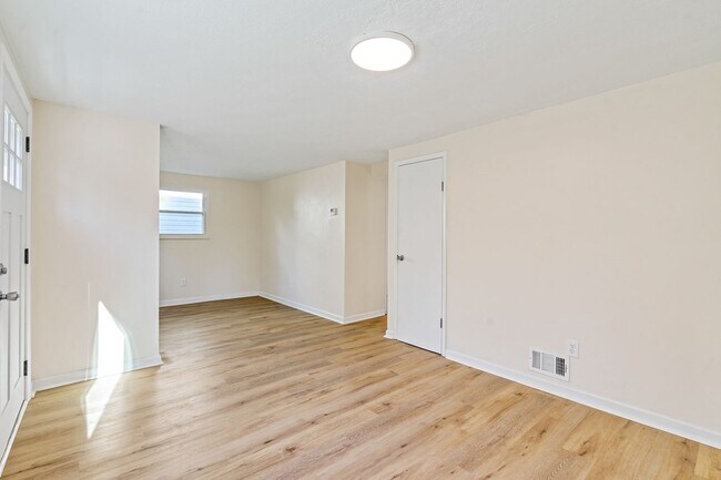 Foto del edificio - Newly Remodeled 2 Bedroom, 1 Bathroom in A...