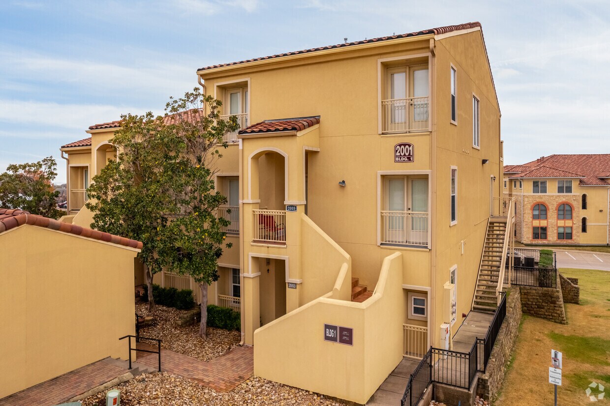 Water's Edge Lake Ray Hubbard Apartments in Rockwall, TX