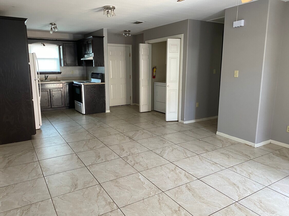 Unit C - 2112 Aruba Dr
