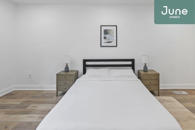 Building Photo - ROOM ONLY in 5-bed/3.5-bath Home