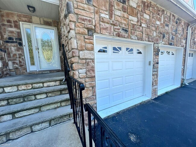 Building Photo - 3 br, 2.5 bath House - 22 Kinglet Avenue