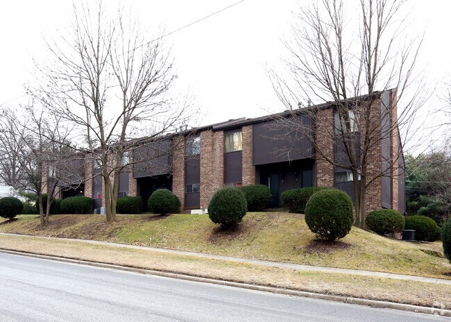 Building Photo - 338 E Portage Trl