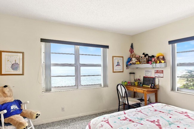 Dormitorio de invitados con vista al mar. - 1500 S Ocean Blvd