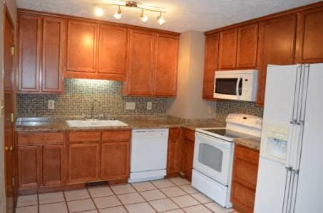 Building Photo - 2850 Village Dr