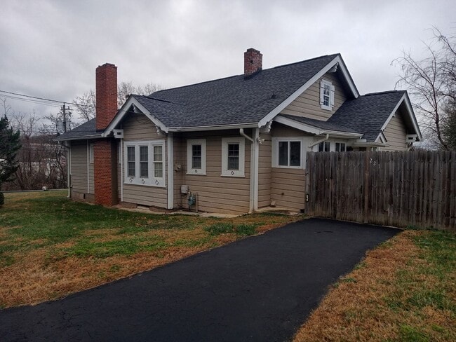 Foto del edificio - Gorgeous house walking distance from Biltmore Village available now!