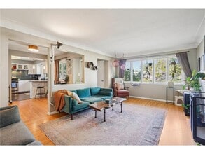 Building Photo - 901 W 61st St
