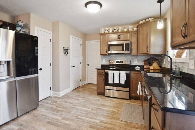 Building Photo - Pet Friendly Three Bedroom!