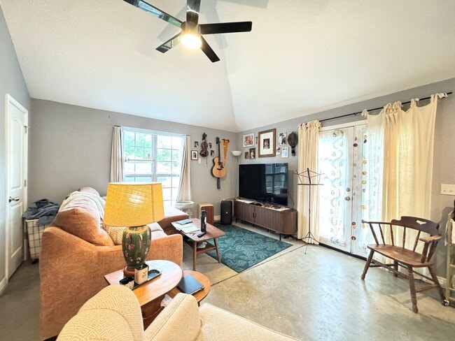 Foto del edificio - New 2 bedroom duplex, 2 car garage, quiet neighborhood, all appliances