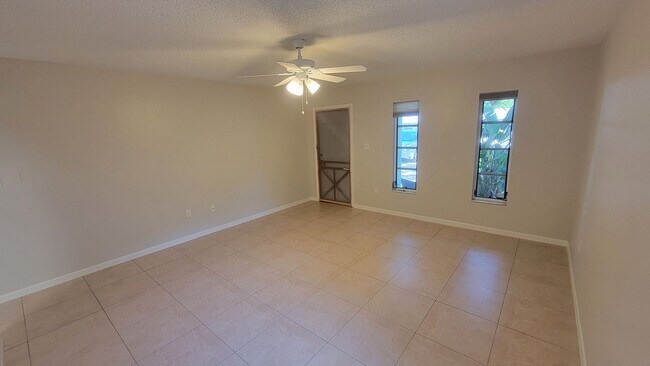 Foto del edificio - 2/1 w/ Garage in Seminole - Duplex