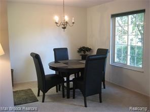Building Photo - 756 E Fox Hills Dr