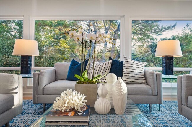 Foto del edificio - 3811 Farm Hill Blvd