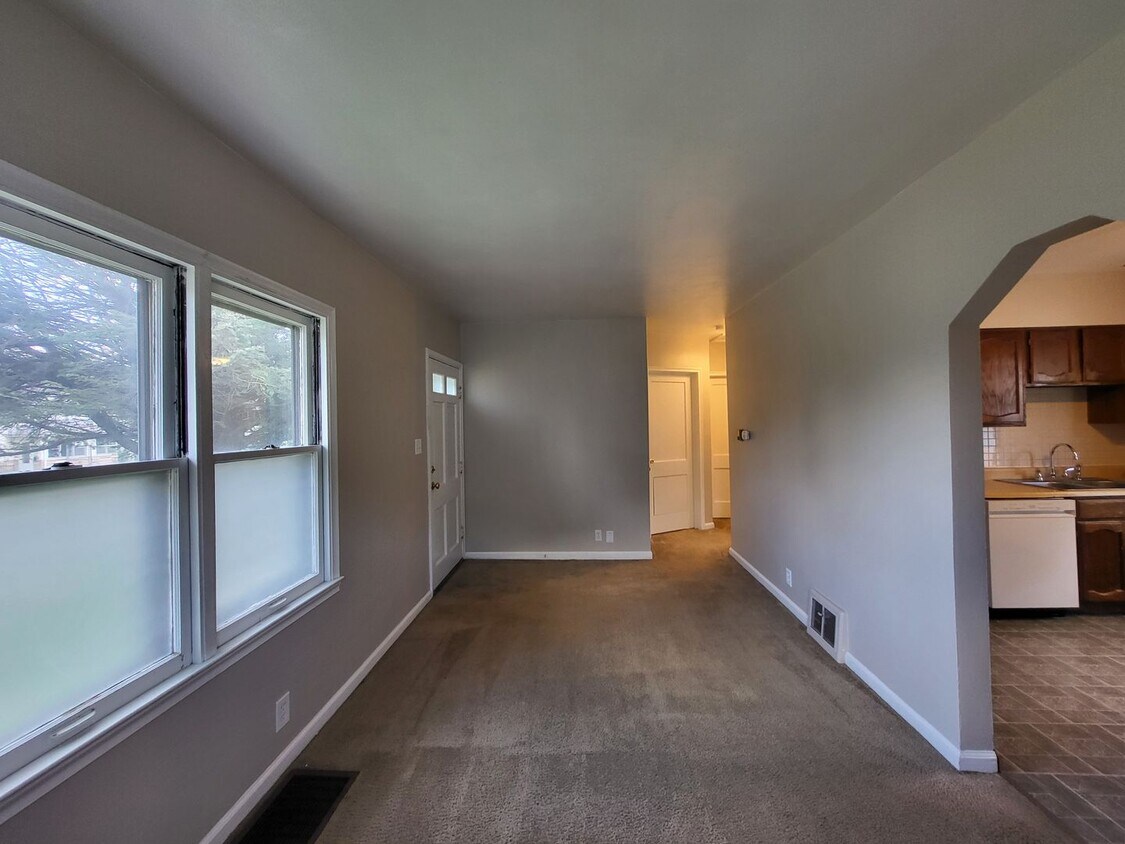 Foto principal - Don't miss this fully fenced back yard, de...