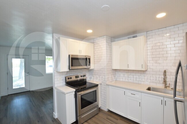 Building Photo - 1202 E Kaler Dr