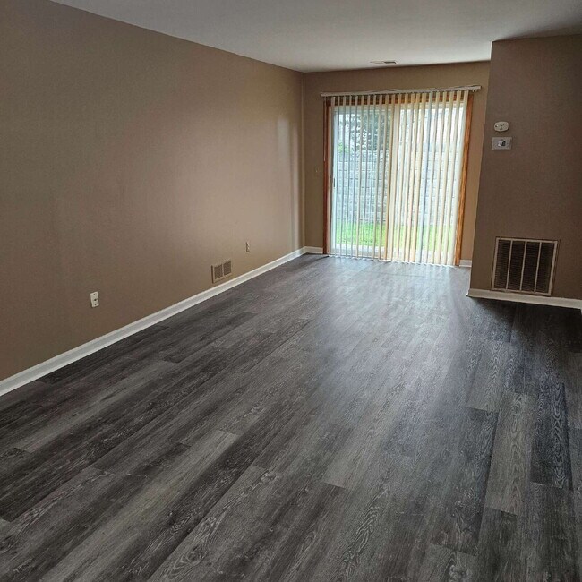 Foto del edificio - 2 Bedroom Lower Condo w/ Private Entrance....