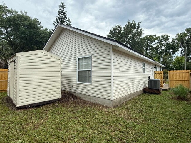 Building Photo - 324 Lena St