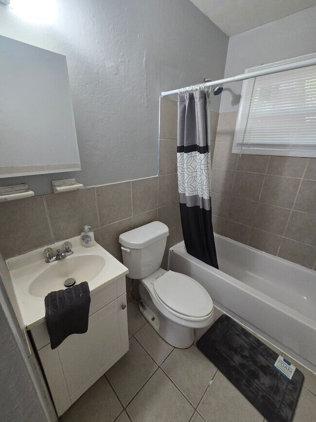 Foto del edificio - 3419-3421-3421 Gerbert Rd