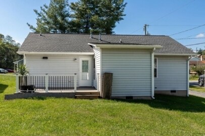 Building Photo - 105 Hemlock St