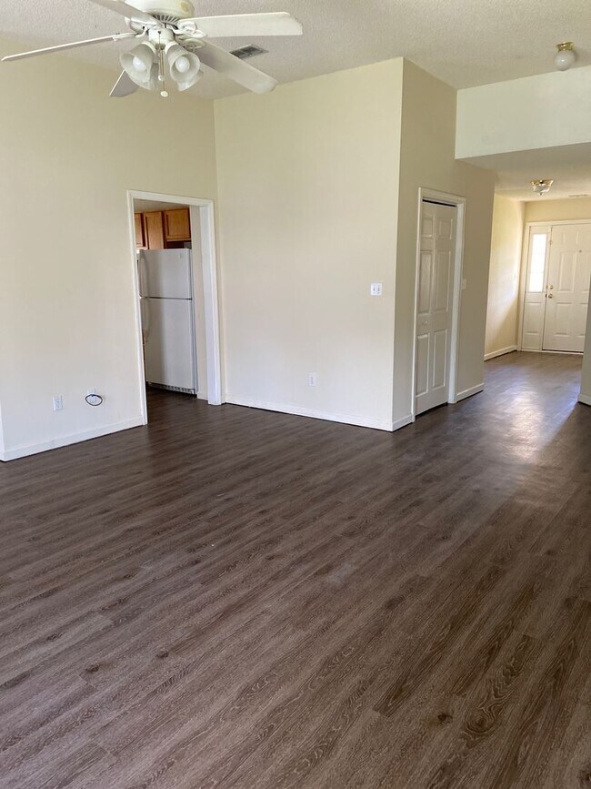 Foto del edificio - Leasing NOW. Killearn Lakes home with fenced in backyard