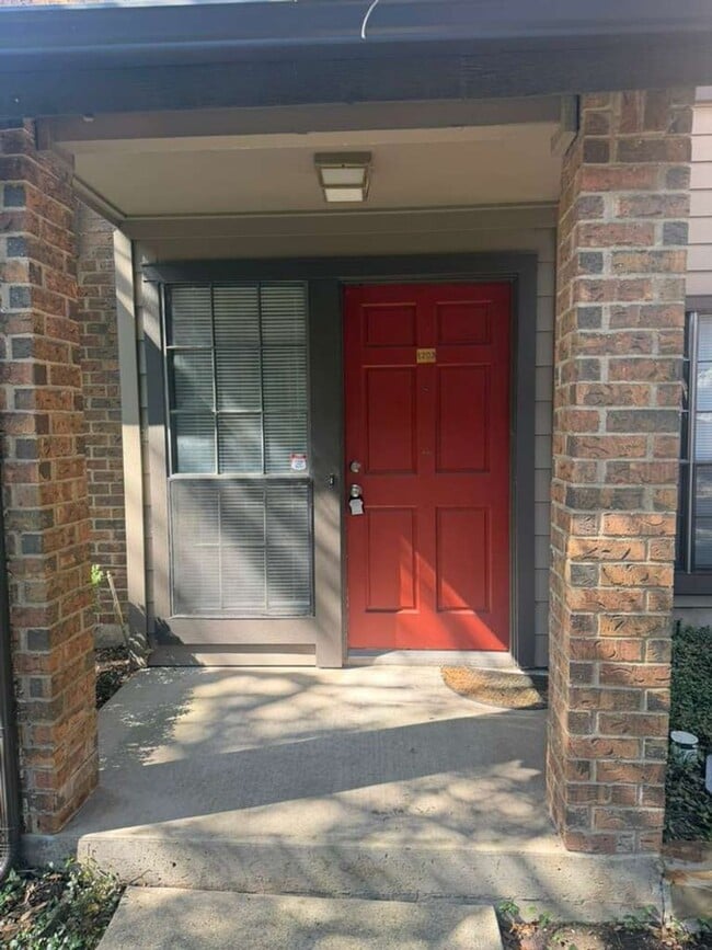 Building Photo - 9910 Royal Ln