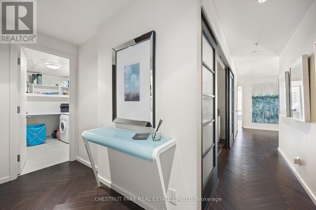 Photo du bâtiment - 180 University Ave