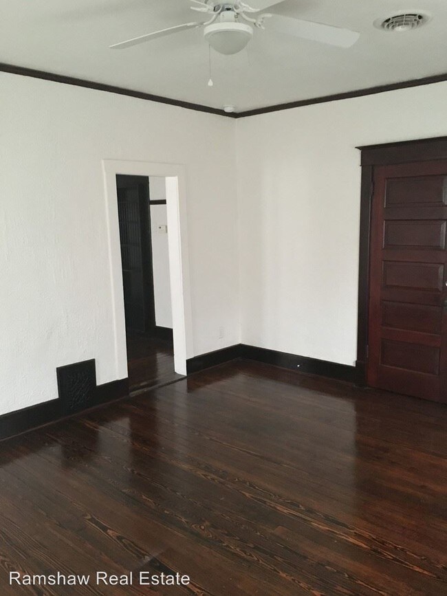 Building Photo - 1 br, 1 bath Apartment - 311 W. Columbia