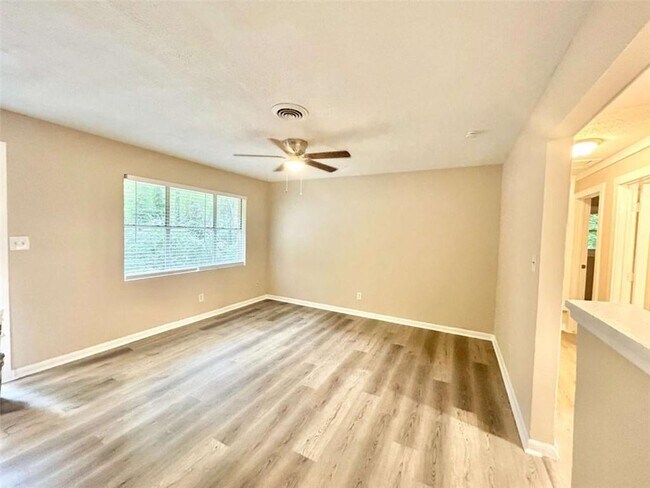 Foto del edificio - 6454 Raymond Dr