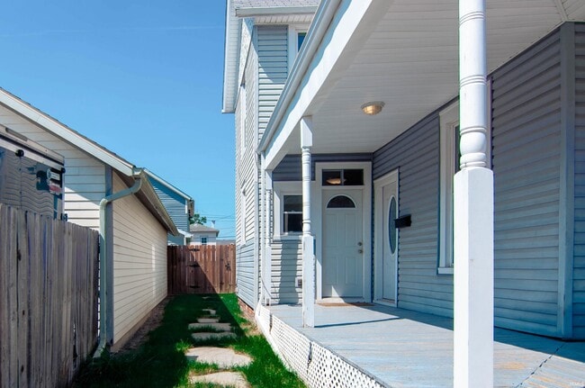 Building Photo - 612 Lavina St