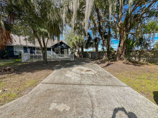 Foto del edificio - BEAUTIFUL 2/2 duplex in Eustis
