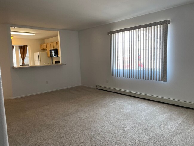 Building Photo - 2 Bed 2 Bath Townhome