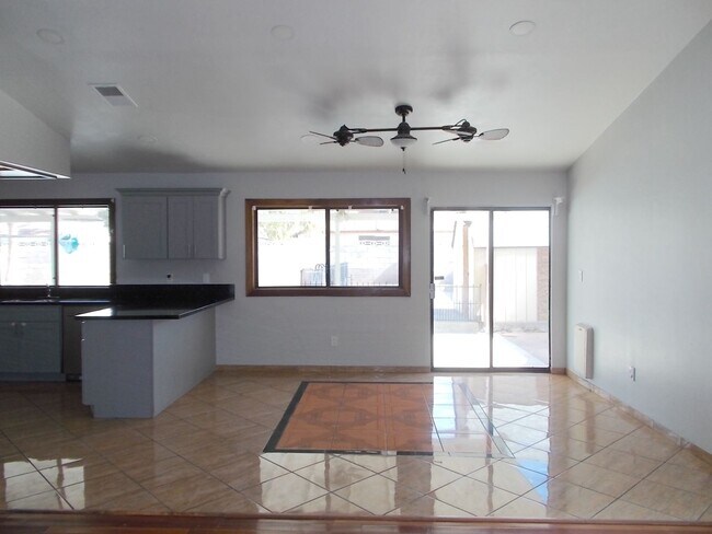 Foto del edificio - Stylishly Updated Single-Story 4BD Home with Sparkling Pool & Covered Patio Retreat