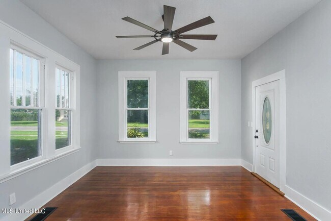 Foto del edificio - Beautiful 4-Bedroom, 3.5 Bathroom for Rent
