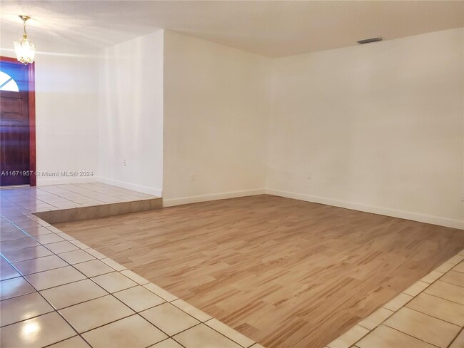 Building Photo - 6450 SW 102nd Ave