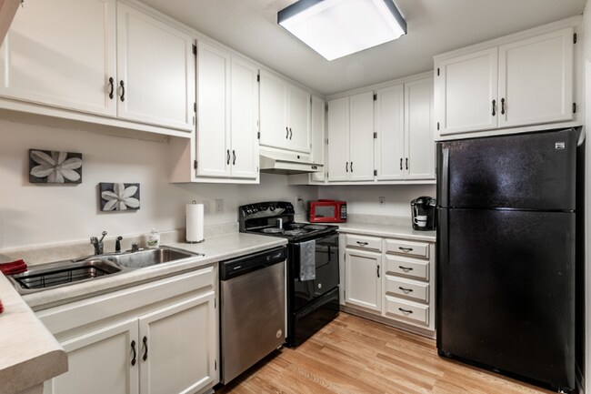 Building Photo - 2079 Woodlawn Dr SW