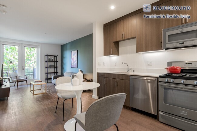 Foto del edificio - 375 N La Cienega Blvd