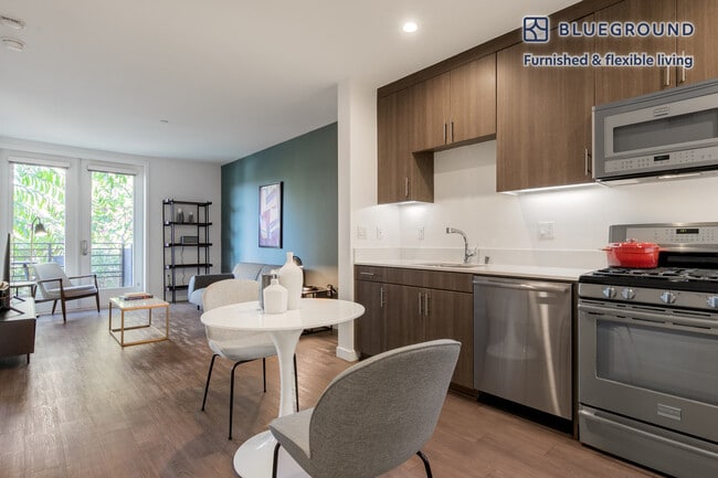 Foto del edificio - 375 N La Cienega Blvd