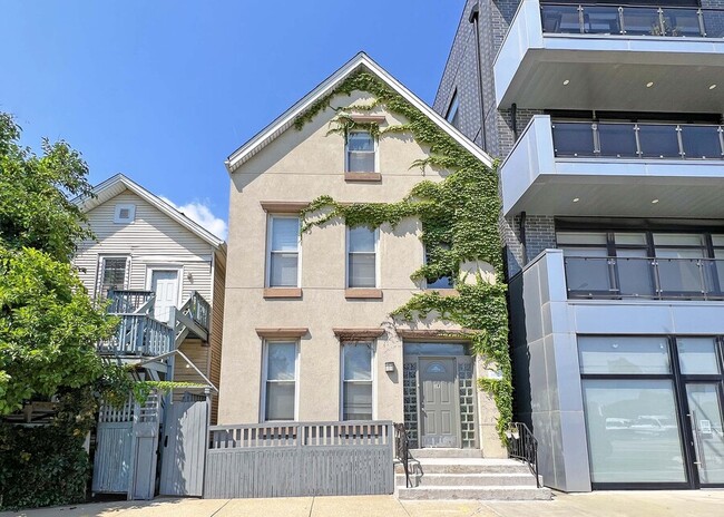 Building Photo - 942 N Elston Ave