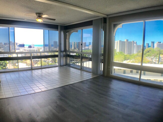 Building Photo - Royal Vista- Renovated 2 Bedroom, 2 Bathro...