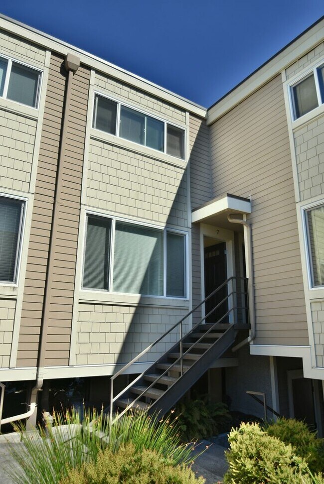 Building Photo - 2Bd/1.5Ba Edmonds Condo