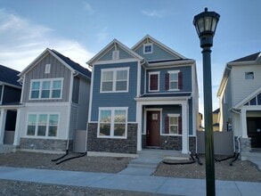Building Photo - 9751 Featherstone Dr