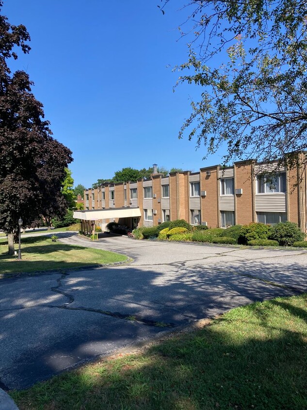 Primary Photo - Large 2 bedroom condo close to the beach