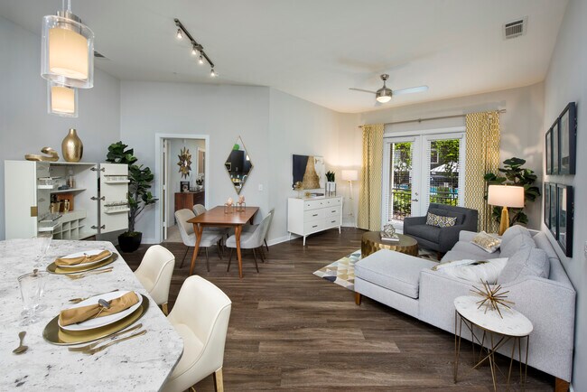 Cocina y sala de estar - Overture Buckhead South 55+ Apartment Homes