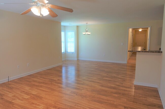 Foto del edificio - 129 River Oaks Cir