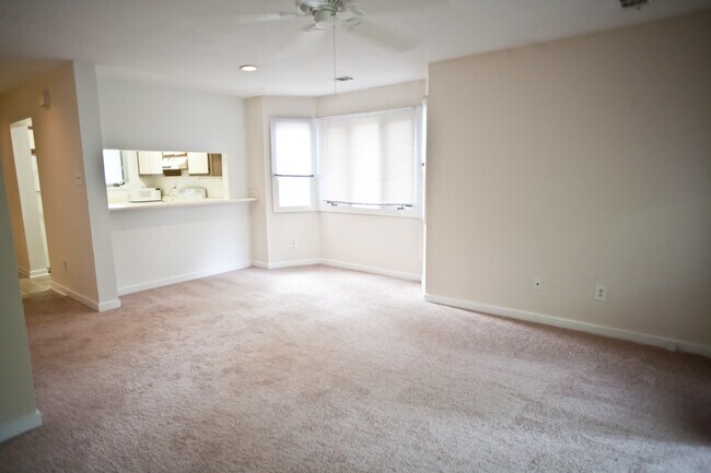 Foto del edificio - Wonderful 2BR town home apartment a few bl...