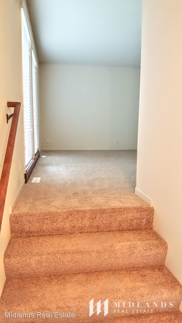 Building Photo - 3 br, 3 bath House - 6123 S 142nd Street