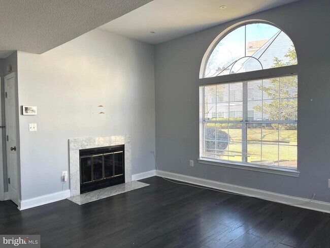 Foto del edificio - 1005 Summerglenn Ct