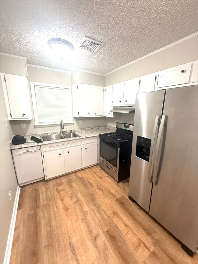 Foto del edificio - **3 Bed 2 Bath located off Wares Ferry Road** Call our self showing number to schedule a tour 334...