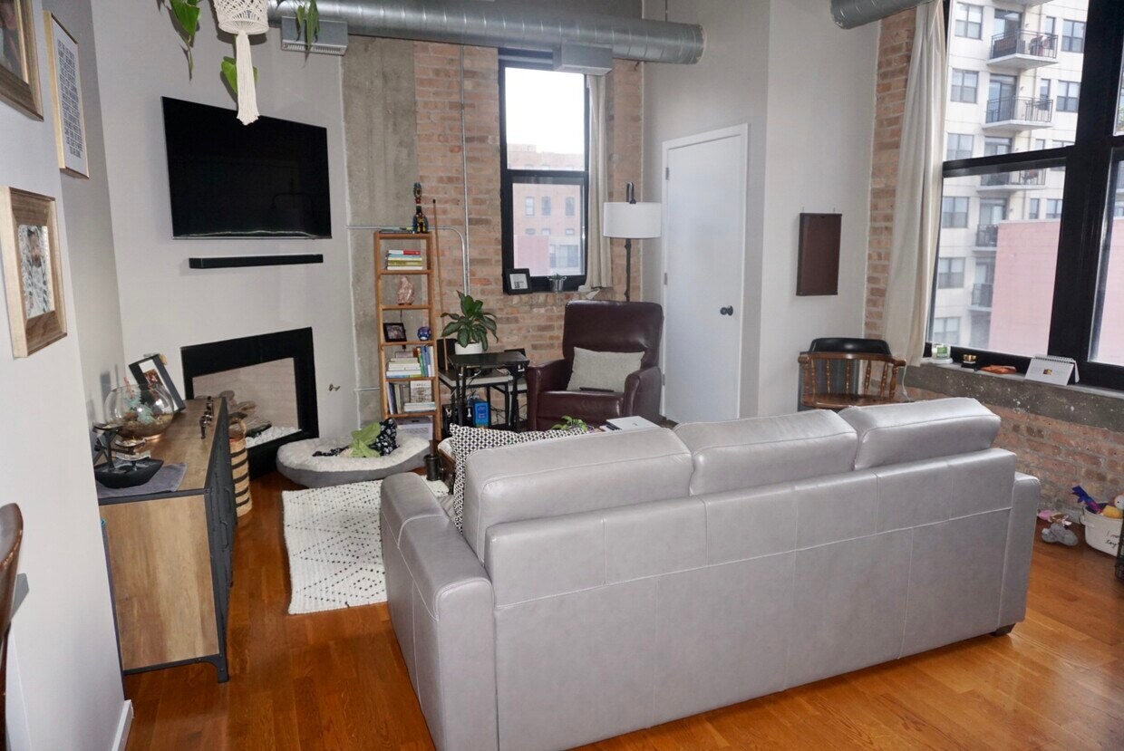 Living room with gas fireplace - 1516 S Wabash Ave