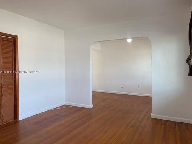 Building Photo - 7207 Bay Dr
