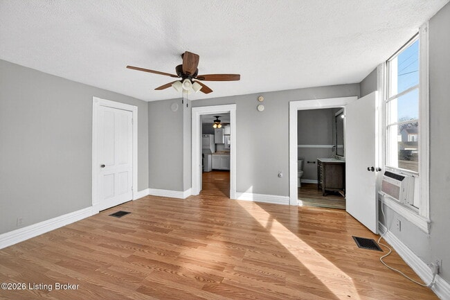 Building Photo - 1039 Mulberry St