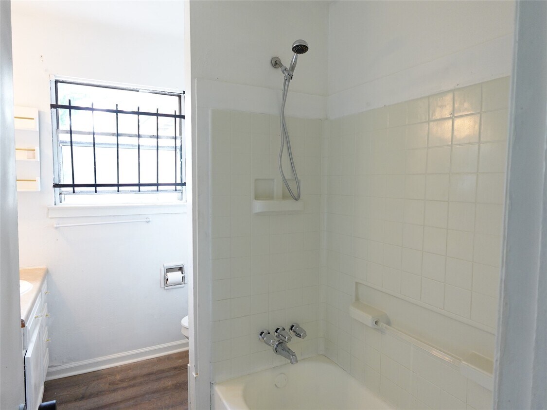 Foto del edificio - 8022 Woodlyn Rd
